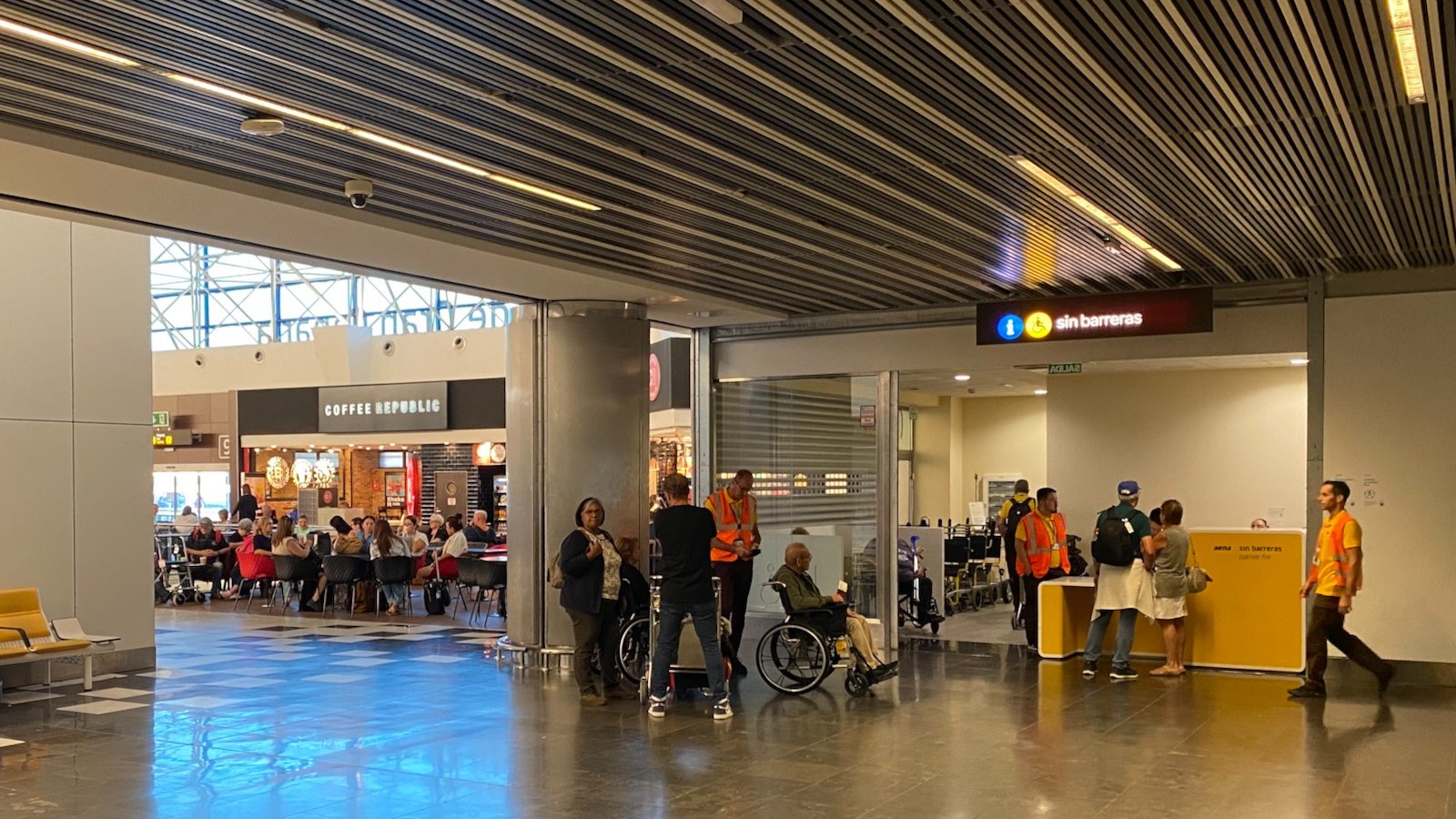 Rollstuhlservice-Schalter mit Sin-Barreras-Symbol am Flughafen Las Palmas Gran Canaria